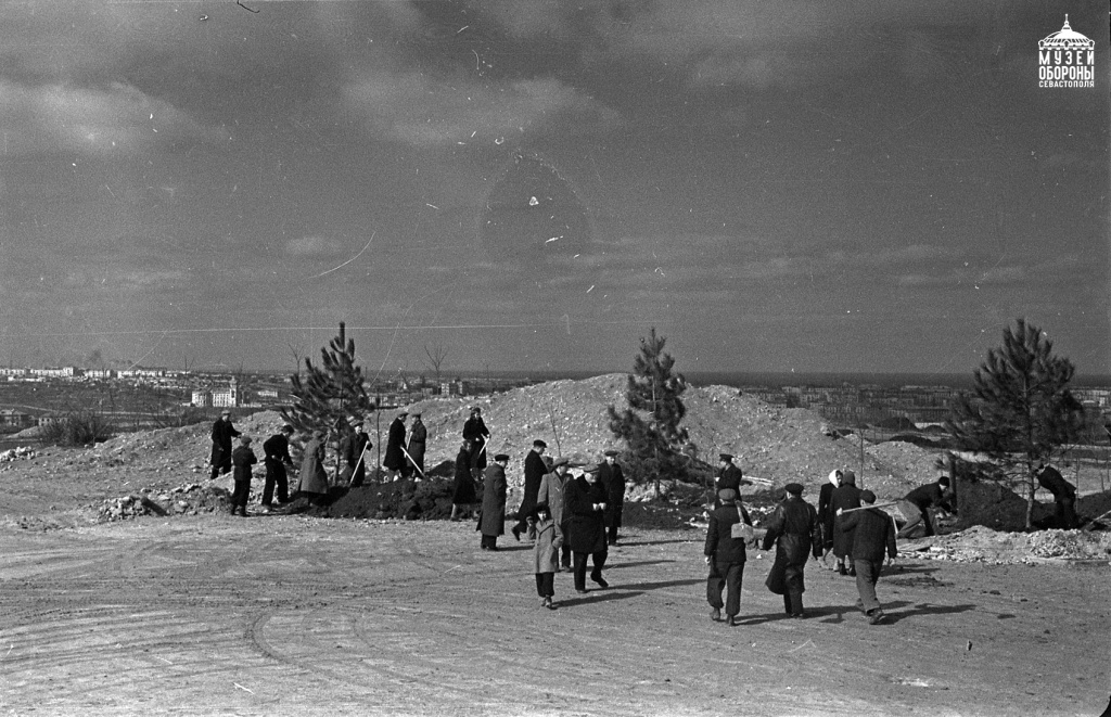 1.Начало строительства парка на Малаховом кургане. 1954 г. Фото Баженова А. В..jpg