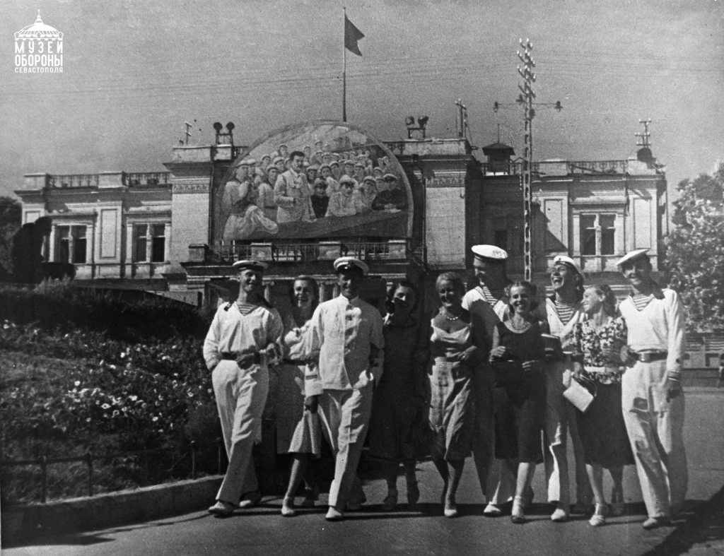 Группа артистов театра ЧФ с артистами московского театра у здания Дома ВМФ им. П.П. Шмидта 1940 г. A2h22mkcxvNAmzoarHbAKoAw2NpEOTmQ7JZm2is_f5FcgU4Vb6jtmBjP4RnBuqXSzItkzEHABmqnJl1Z0bm77xD3.jpg