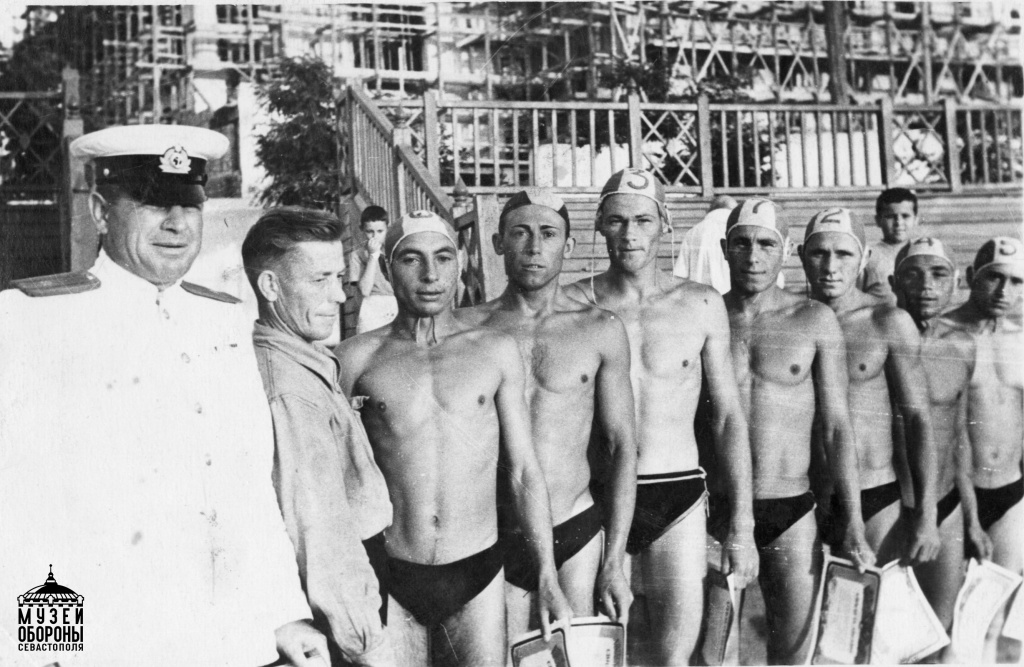 Сборная команда ЧФ по водному поло перед соревнованиями на водной станции. 1950-е гг.jpg