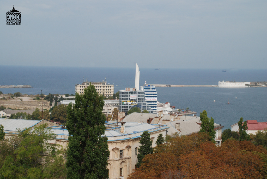 8. Вид на Константиновскую батарею с Городского холма Севастополя..JPG