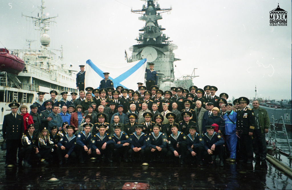 Участники церемонии спуска Военно-морского флага РФ на ракетном крейсере Адмирал Головко. 13 ноября 2002 г. Фото Т. Марачковской.jpg