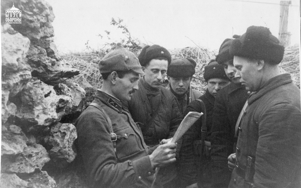 Лейтенант Н.А. Воробьев (слева) читает газету личному составу 365-й зенитной батареи. 1941-1942 гг. Севастополь Q28TXzWyzDg3ESN4-Ikhly1vYvoRHqO-ECx5bqACBGWz-uc5-zoi7XyOKdLE7lamub0vhx5W9-cLQDvSeIMZy77W.jpg