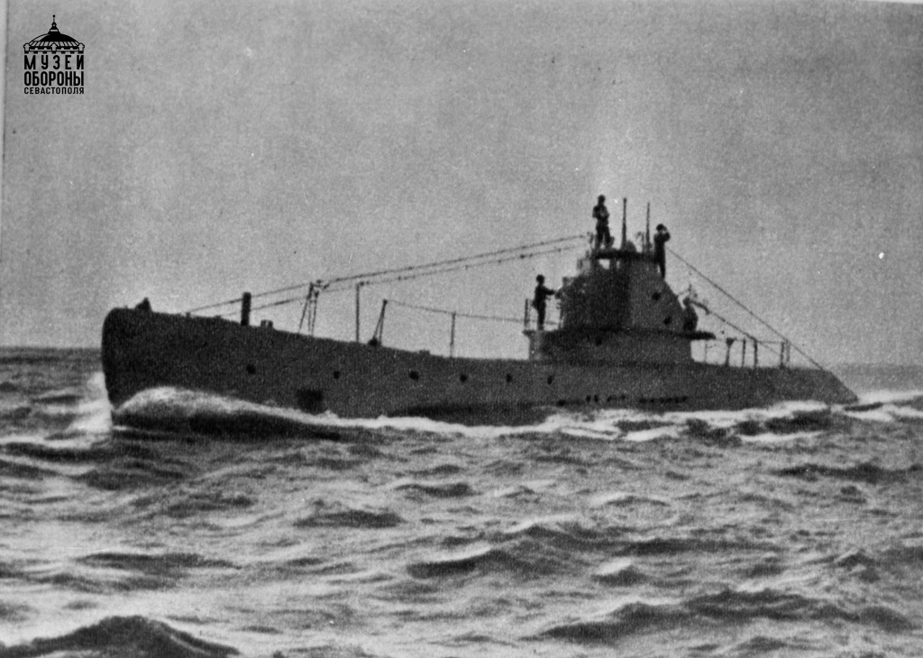 Подводная лодка типа Щ в учебном походе. 1939 г. Фото из фондов Музея обороны Севастополя.jpg