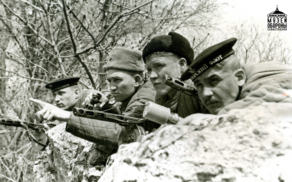 12. Бойцы 7 бригады морской пехоты в засаде. Севастополь. 1941-1942.jpg