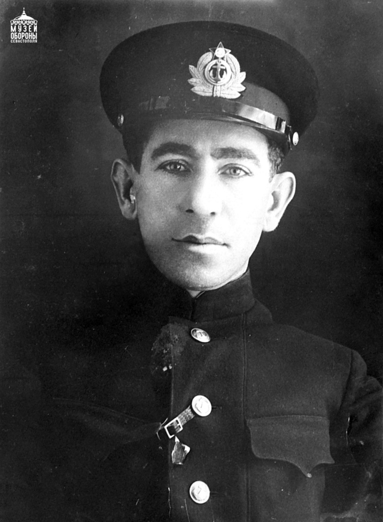 Старший политрук Б.Е. Вольфсон, военком Училища. 1940-е гг. Севастополь YsXNuIOyZv2c800-rZXThsfk7mnH0ry7dlIKIe0BgDB6shDarRnf-HkIjfSZ4LSxF-V6yC0EPE4W05w6oeVt7oT1.jpg