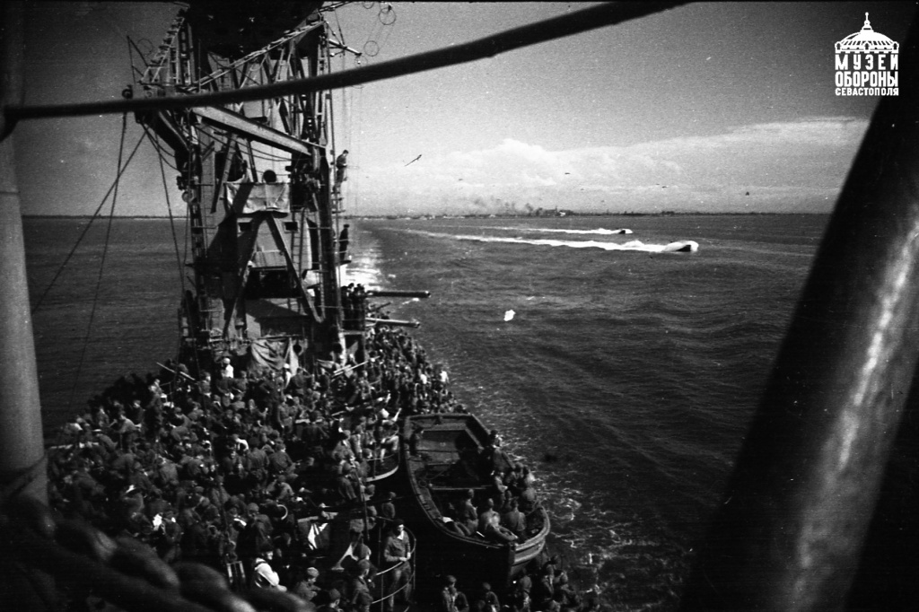 6. Крейсер Красный Кавказ идет с пополнением в Севастополь. Весна 1942 г..jpg