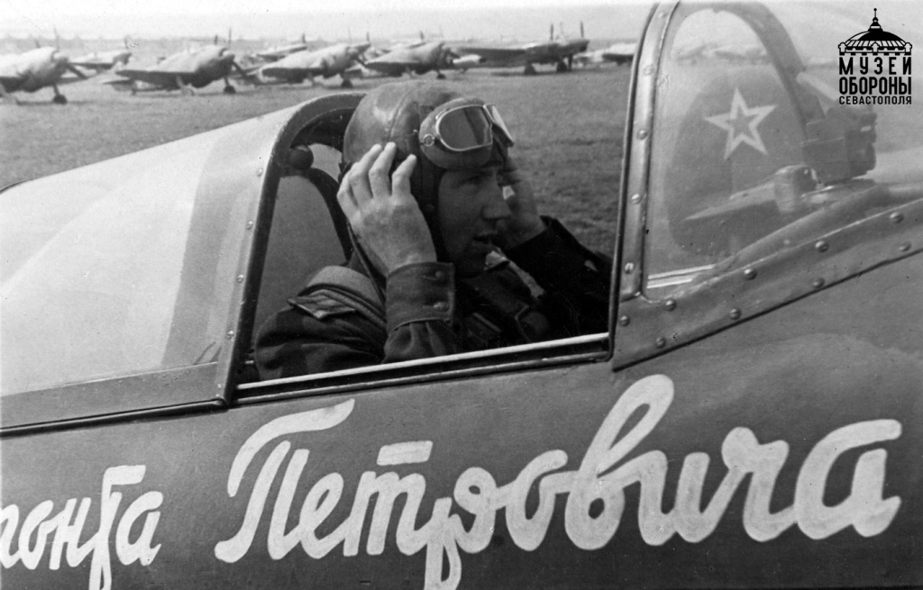 3. Еремин в самолете. 1944 г..jpg