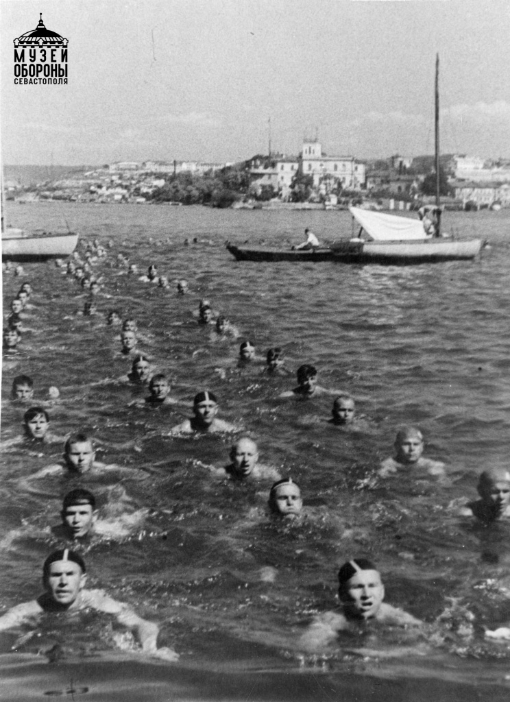 Тренировочный заплыв моряков крейсера Парижская коммуна. 1940 г..jpg
