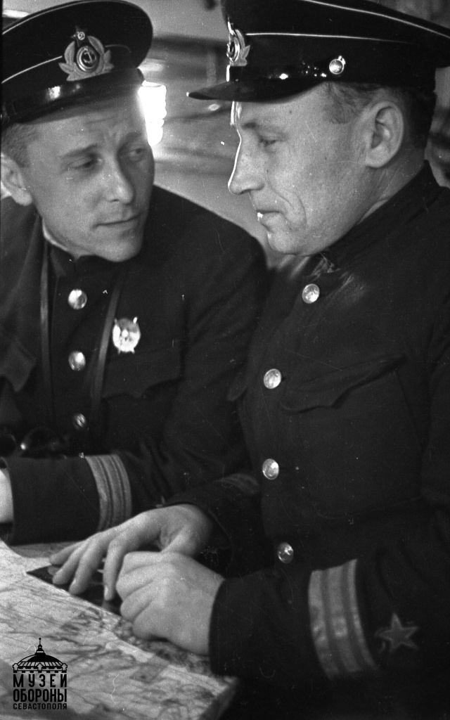 5. Майор Г.А. Александер, командир 30-ББ (слева) с военкомом батареи Е.К. Соловьевым на ЦП. Севастополь. 1942 г..jpg