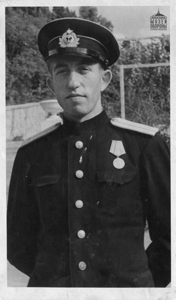 П.А. Сажин (1906–1993), участник обороны Севастополя 1941–1942 гг., корреспондент газеты «Красный Черноморец» П. Сажин 1943 г. Фото Из фондов Музея обороны Севастополя KUgqjYWv6SijmWjx9VZwtyuQoIfzAR9fc3Wyh12YhGoq7s_CB-1IdDsEqRX6c6FUmRoCSWmk33RTwo8CF54iVfn4.jpg