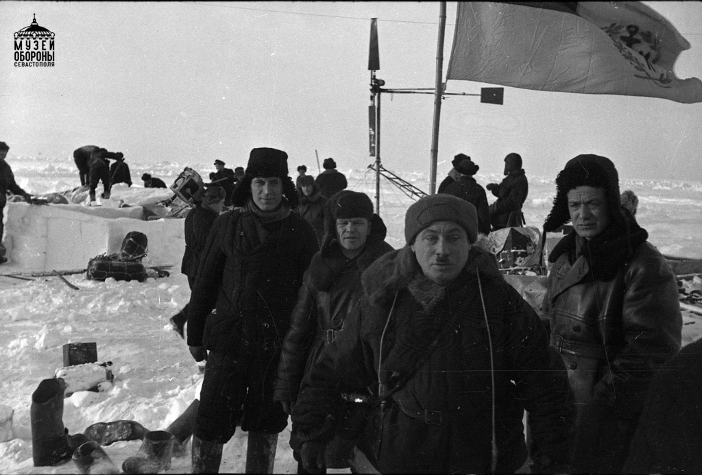 И.Д. Папанин (впереди) с участниками экспедиции по снятию со льдины дрейфующей станции «Северный полюс – 1». 1938 г..jpg