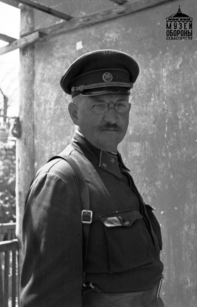 3. Генерал Петров И.Е., командующий Приморской армией. г. Севастополь. 1941 г..jpg