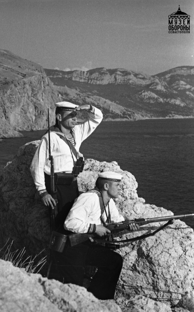 На охране Крымских берегов. 1941 г. Фото А.jpg На охране Крымских берегов. 1941 г. Фото А.jpg