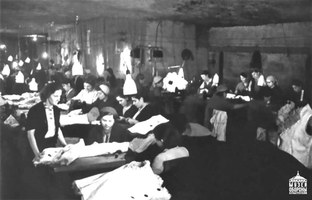 5. Работники Спецкомбината № 2. 1942 г. Севастополь. Инкерманские штольни.jpg