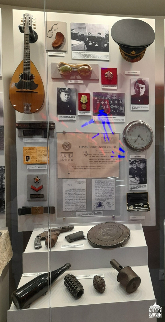 Фрагмент экспозиции на Мемориальном комплексе «Сапун-гора», где представлены ленточка от бескозырки курсанта А.А. Никитенко, краснофлотская книжка, знаки различия и ремень курсанта В.К. Литовки, предметы, найденные на местах боев училища. 2025 г. iDuqNNTAVjeQyyvd5n_1yBlZwzu4IUgcgEZ53Jf5hpBnoqBBXSYzOcbjgbFiCkcqSvXcC3uGqvfRViwd4DQw9YKv.jpg