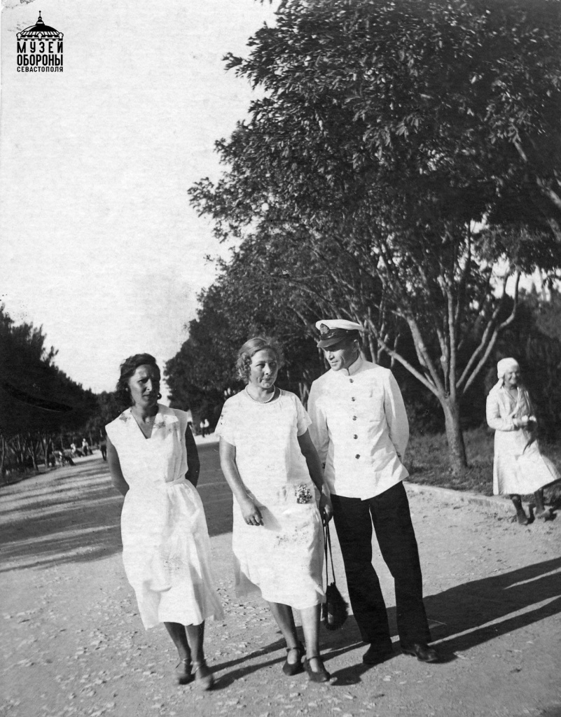 военнинженер 2 ранга П.А. Макарьевский с женой Ниной Сергеевной (в центре) на Историческом бульваре. 1936 г..jpg