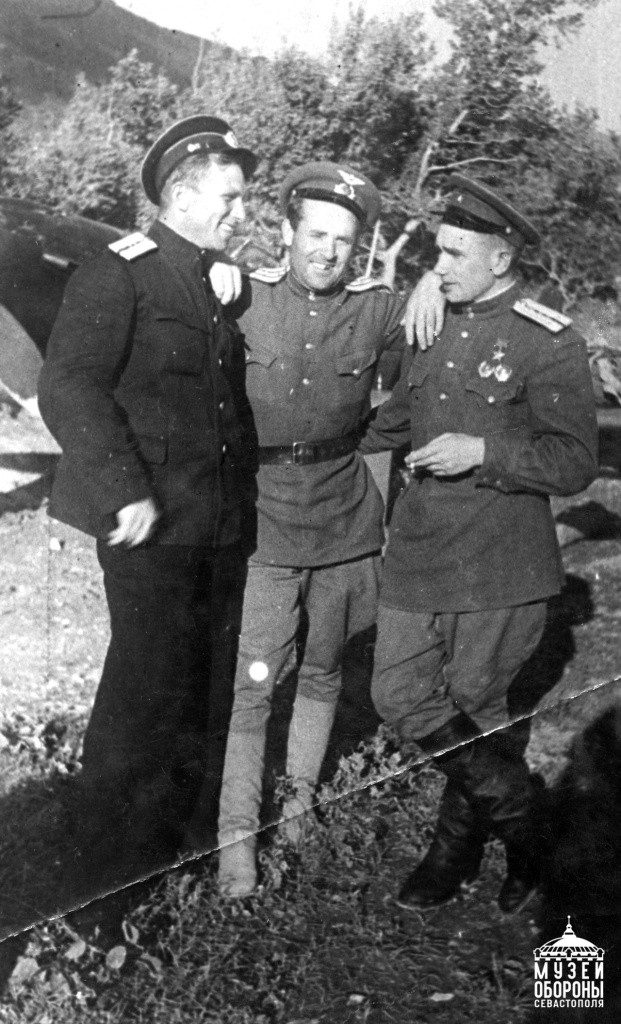 Герой Советского Союза капитан В.И. Хряев (справа) с сослуживцами. 1942-1943 гг. ZluC_0Z7EaVWWaMXYDe9_Lz9kepYJGSny-dMWkZOiXCuG7RKo9RK81m8WoTqXtvYFrzGcM3DI1AoZCJFVqUfjX1r.jpg