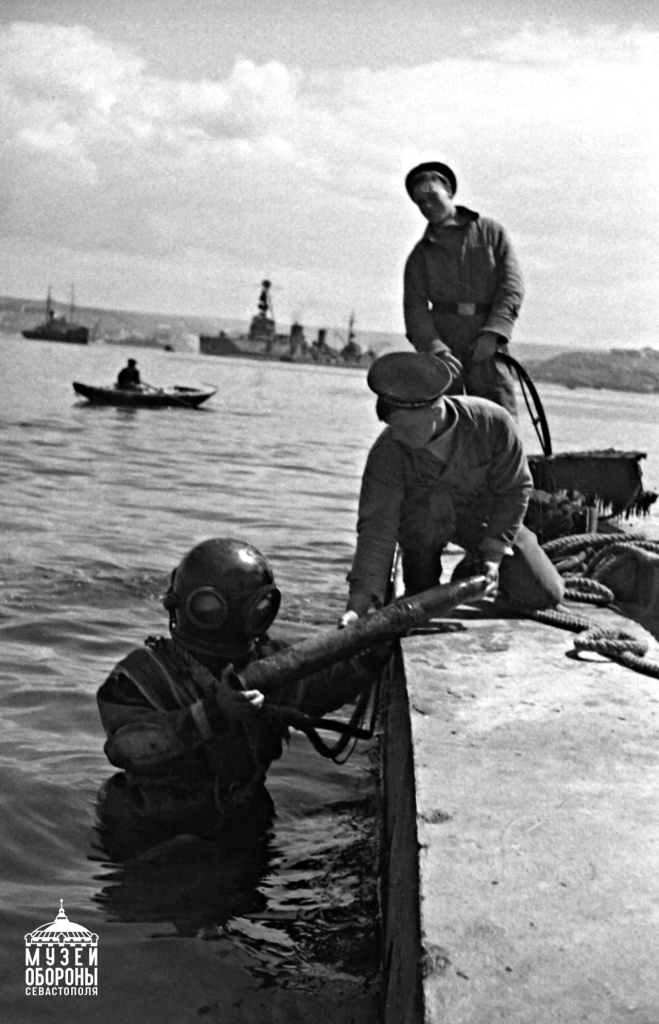 Очистка бухт от боеприпасов 1944 г. Фото А. Соколенко. Фонды Музея обороны Севастополя CugxYCy6Tab43woBqwHQqHhVwDBVWuV7Kosyy5gmF6yxkl5pg7DZrcSTaBwOFgn89drm7_OtC5dLEJ-Ij0eI_5Ef.jpg