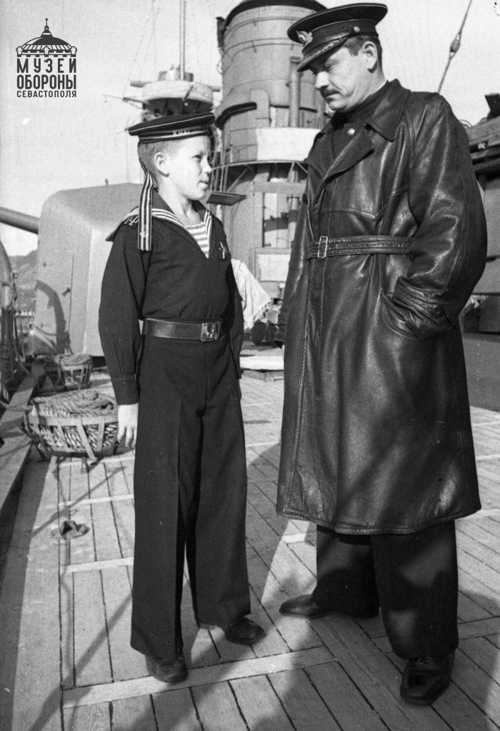 3 Капитан 2 ранга А.М. Гущин, командир крейсера.jpg