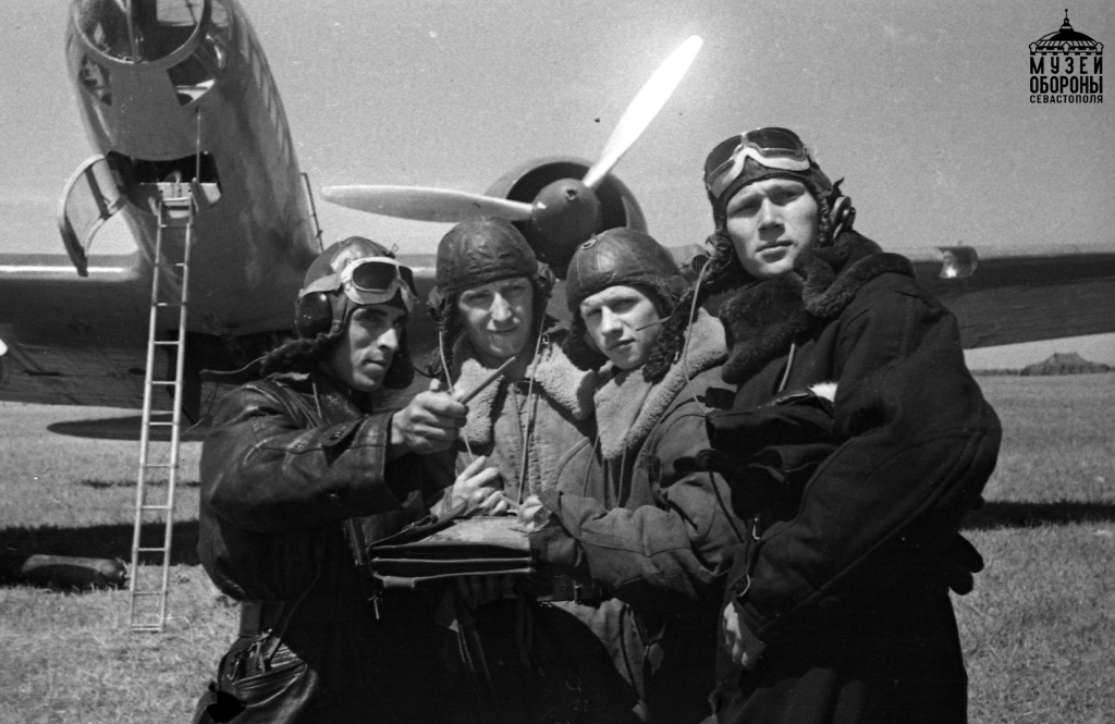 4. Летчики 2-го минно-торпедного авиаполка ВВС ЧФ перед вылетом. 1941-1942 гг. Севастополь.jpg
