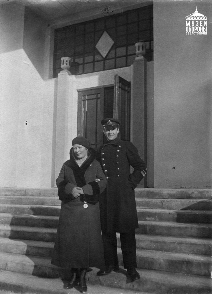 Военнинженер 2 ранга П.А. Макарьевский с женой Ниной. 1936 г..jpg