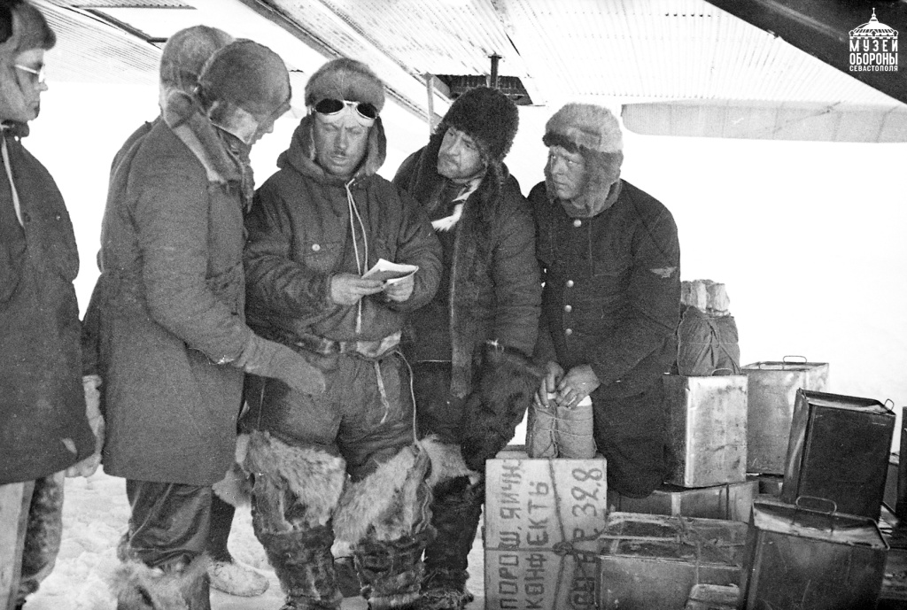 И.Д. Папанин (в центре), начальник первой в мире дрейфующей станции Северный полюс - 1, с членами экспедиции. 1937 г..jpg