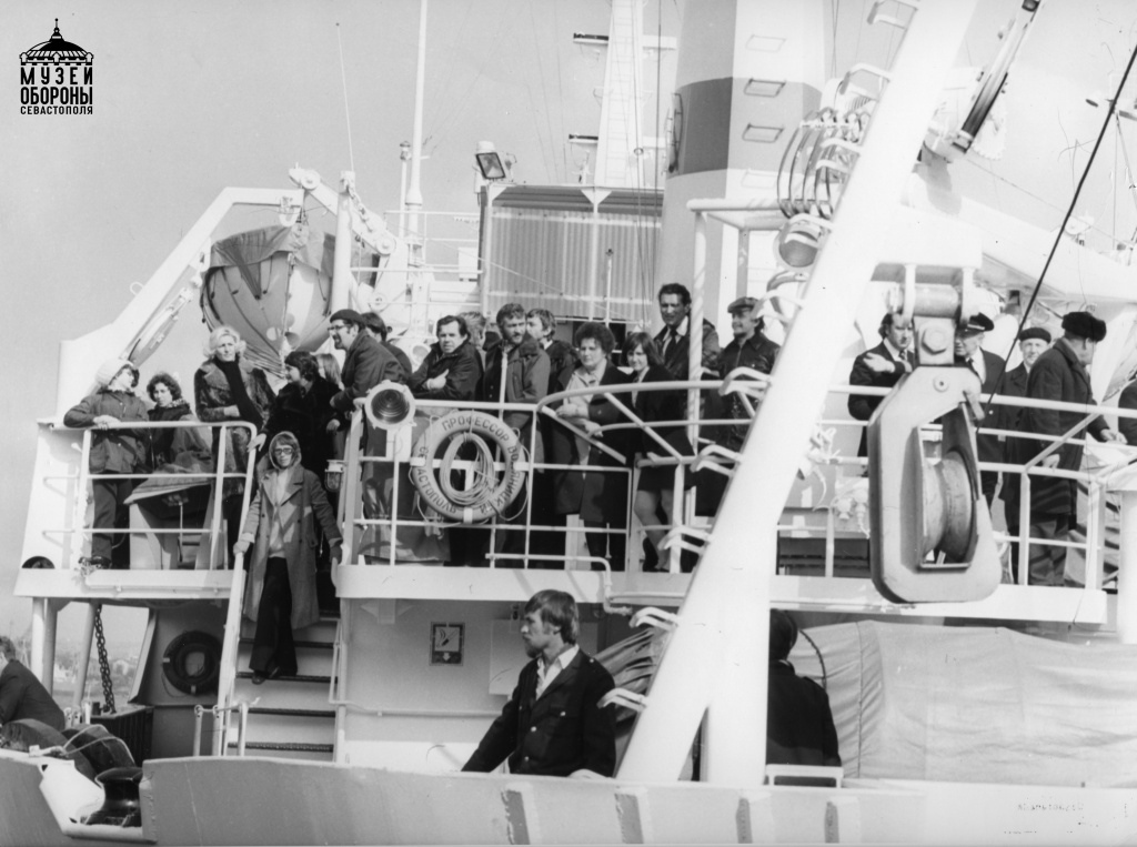 Сотрудники Института биологии южных морей АН УССР на палубе научно-исследовательского судна Профессор Водяницкий. 1977 г.jpg