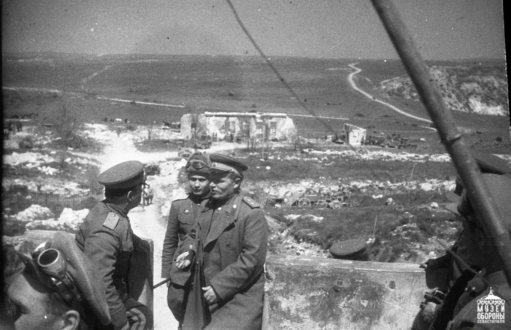 Генерал-лейтенант Кондрат Семенович Мельник, командующий Приморской армией, и генерал-майор Константин Иванович Провалов, командир 16-го стрелкового корпуса, на командном пункте Приморской армии. 1944 г. Севастополь, Балаклавский р-н. jbz-1J91xaqBrzuvJiZoit7QktAzcWWkw-LhgLWUwJqfVjsWF31NTEcbhD0FqpRb2JqWeIhbedoI1YSqo47jyiv2.jpg