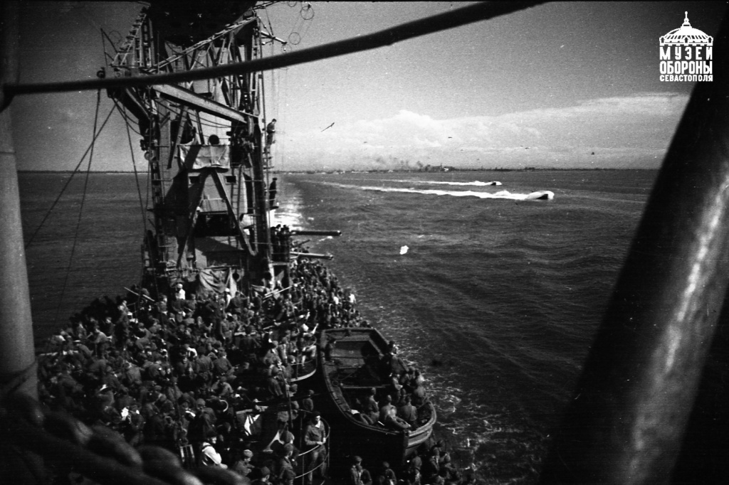 10. Крейсер Красный Кавказ идет с пополнением в Севастополь. весна 1942 г..jpg