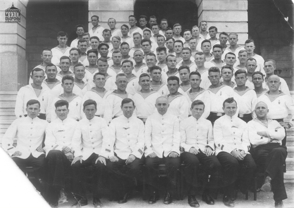 Личный состав ВМУ БО им. ЛКСМУ в казармах и на полевых занятиях. 1930-1940-е гг. Севастополь 5fKxMiOGI9EGe9Vrdn2bBBaY2Jxauu7rjrPchAfAqsmQh_vzqeZP7b1scbI47ldYXtN3ycP0Y_dbM77pRrpv1PBb.jpg