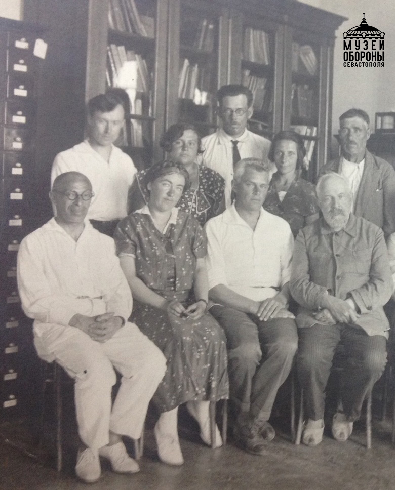 Сотрудниики Севастопольской биологической станции. В первом ряду 3-й слева В.А. Водяницкий. Фото 1938 г..JPG