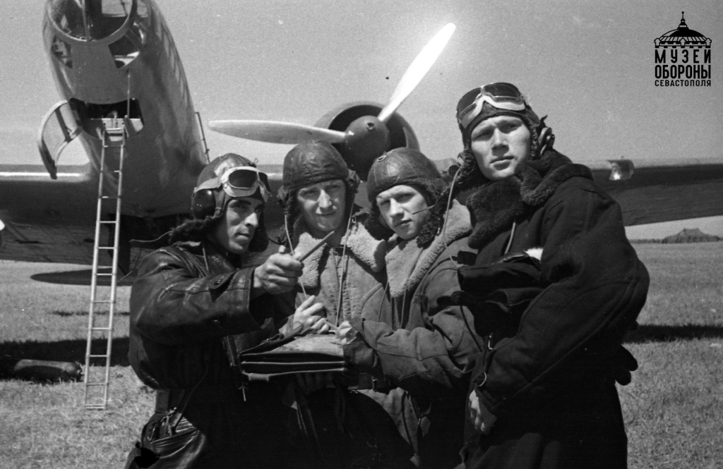 6. Летчики 2-го минно-торпедный авиаполка ВВС ЧФ перед вылетом. Севастополь. 1941-1942 гг..jpg