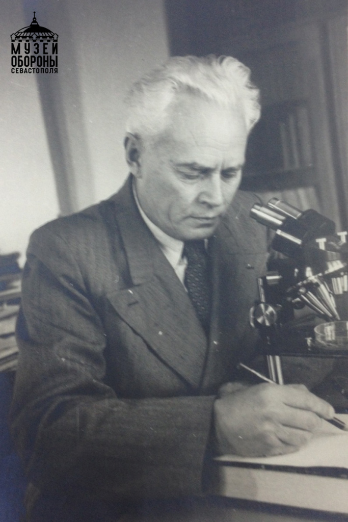 Член - корреспондент АН УССР В.А. Водяницкий за работой. Фото нач. 1960-х гг..JPG