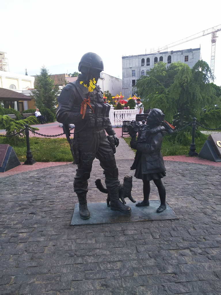 Памятник вежливым людям. 2019 г. Симферополь. Фото.jpg