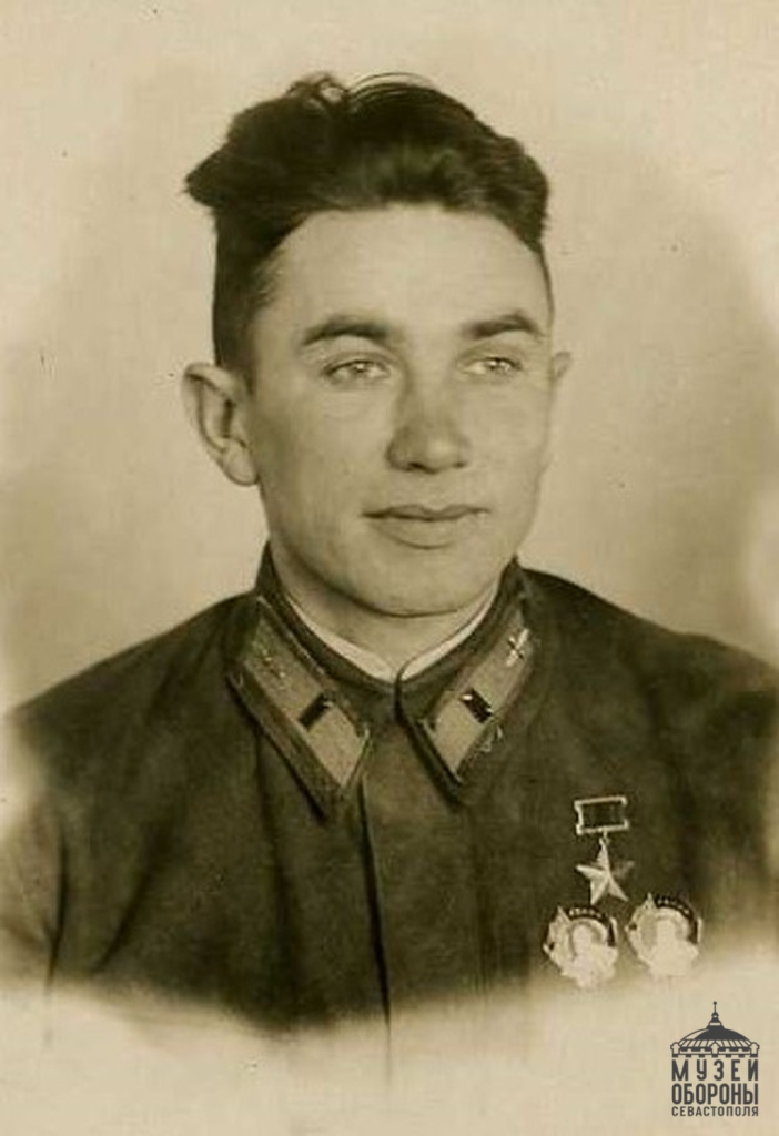 Герой Советского Союза капитан В.И. Хряев, командир 5 - й авиаэскадрильи 9-го истребительного авиаполка Военно-Воздушных Сил Черноморского флота. 1942 г. pIGFZ4En_UPcvezZUfWLAEiGOdtyS20rpC6o0QwCXPKPnkI56GtQSIEC1vC_E8KG4dsKR9kRWiQMVhu6kh-xPyHd.jpg