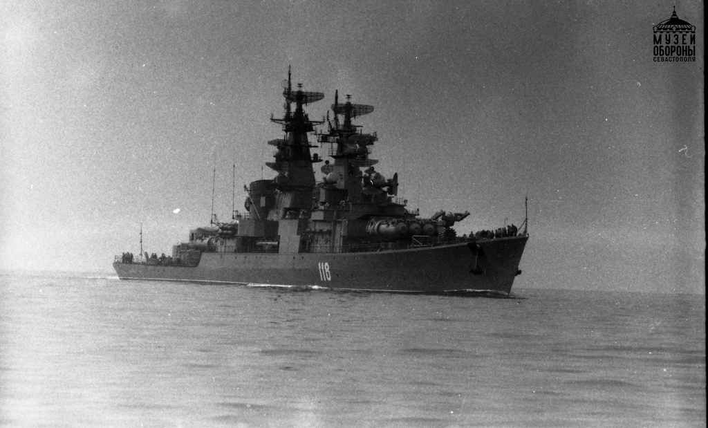 Ракетый крейсер Адмирал Головко в открытом море. 1983 г. Фото А. Кузенкова.jpg