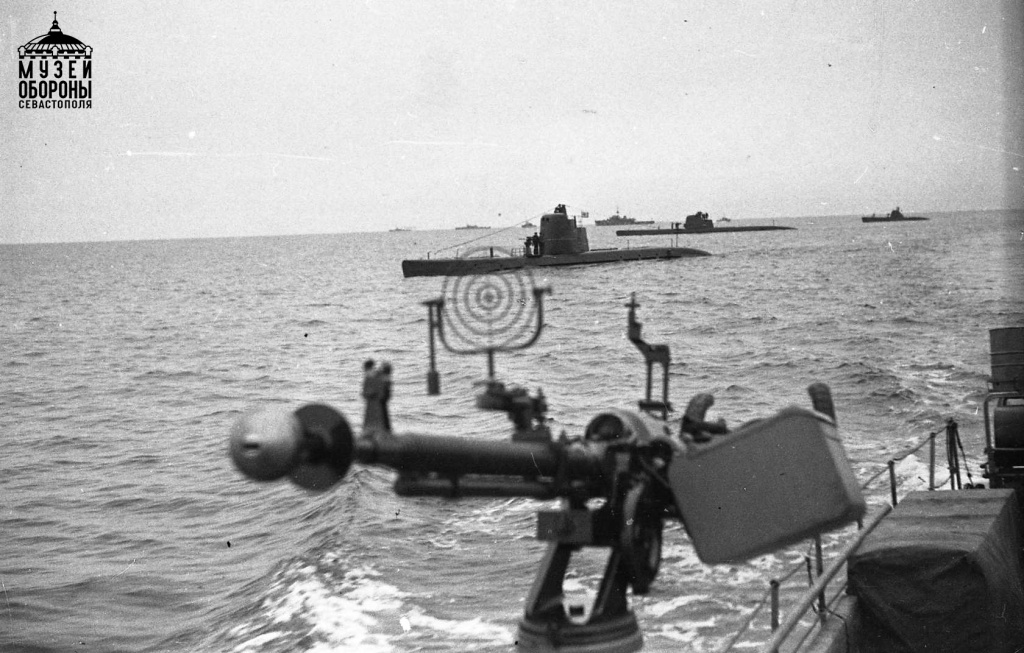 2. Боевые корабли Черноморского флота на охране Крымских берегов. 1941 г. Фото А. Соколенко.jpg